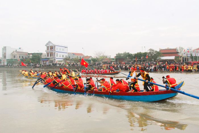 Điểm nhấn của phần hội năm nay, địa phương tổ chức giải đua thuyền với sự tham gia của 10 đội đến từ các thôn trên địa bàn xã. Ảnh: Thanh Toàn