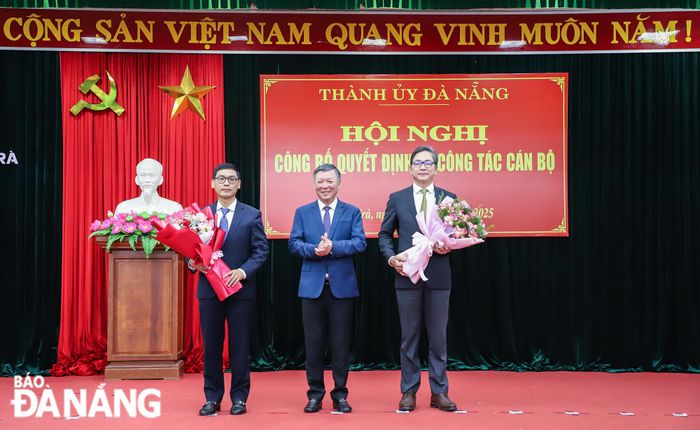Chủ tịch Ủy ban MTTQ Việt Nam thành phố Lê Văn Trung (giữa) tặng hoa chúc mừng đồng chí Phạm Trường Sơn và đồng chí Phùng Phú Phong. Ảnh: NGỌC PHÚ