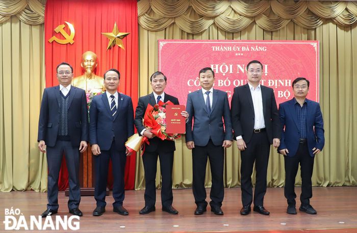 Lãnh đạo Thành ủy, Ban Tổ chức Thành ủy và Ban Biên tập Báo Đà Nẵng chụp ảnh lưu niệm. Ảnh: NGỌC PHÚ