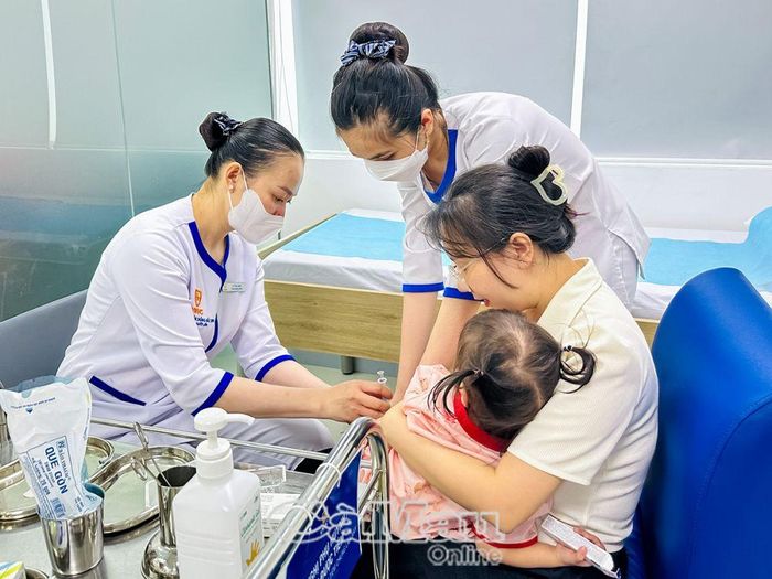 Theo Bác sĩ Trần Hiến Khóa khuyến cáo, người dân cần tiêm vắc xin cúm hàng năm, đây là biện pháp hiệu quả để phòng ngừa cúm và giảm nguy cơ biến chứng nặng. (ảnh chụp tại Trung tâm tiêm chủng VNVC Cà Mau)