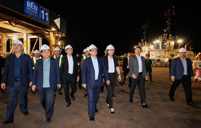 Thủ tướng Phạm Minh Chính cùng đoàn công tác tham quan nhà máy thép của Tập đoàn Hòa Phát.