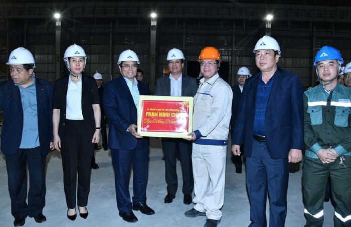 Thủ tướng Chính phủ Phạm Minh Chính thăm hỏi, tặng quà năm mới đến công nhân, kỹ sư tại nhà máy thép của Tập đoàn Hòa Phát.