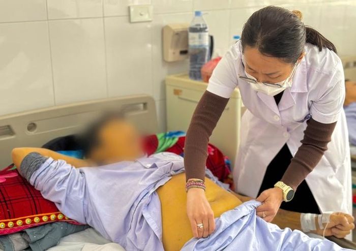 Ngoài vàng da, người bệnh còn bị chướng bụng. (Ảnh: Thanh Đặng)
