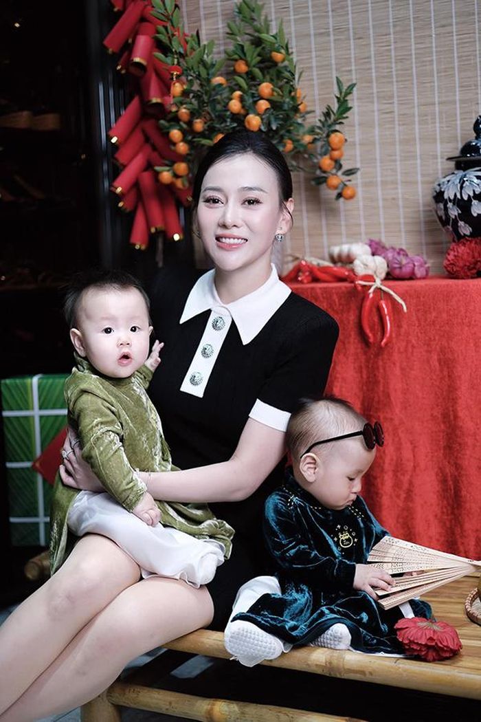 Phương Oanh tạo dáng bên cặp song sinh đáng yêu.