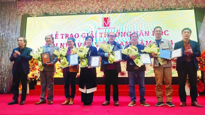 Nhà văn Y Ban - thứ 3 từ trái sang -trên sân khấu nhận giải đặc biệt của Hội nhà Văn Việt Nam năm 2024 - Ảnh Lương Đình Khoa