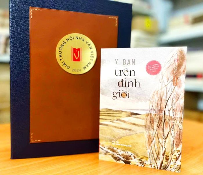 Tập truyện “Trên đỉnh giời”
