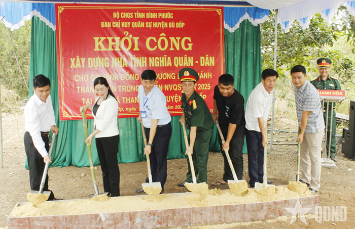 Các đại biểu cùng thanh niên Dương Duy Khánh (thứ 5 từ trái sang) thực hiện nghi thức khởi công. 