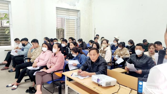 Lao động chờ làm thủ tục tại Trung tâm Giới thiệu việc làm Nghệ An. Ảnh: Quang An