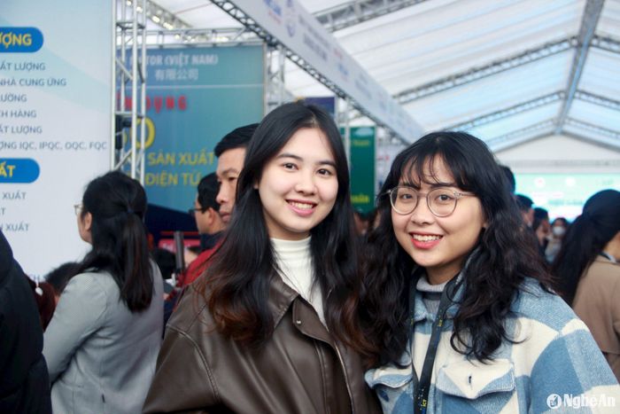 Em Nguyễn Linh Chi (bên trái) vui mừng vì được làm việc tại quê nhà. Ảnh: Quang An