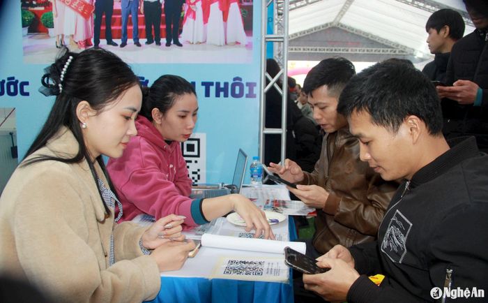Lao động được tư vấn các công việc phù hợp. Ảnh: Quang An