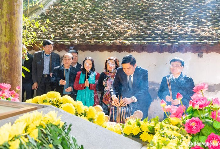Các đại biểu dâng hương tại đài tế lễ và khu mộ Vua Mai. Ảnh: Minh Quân