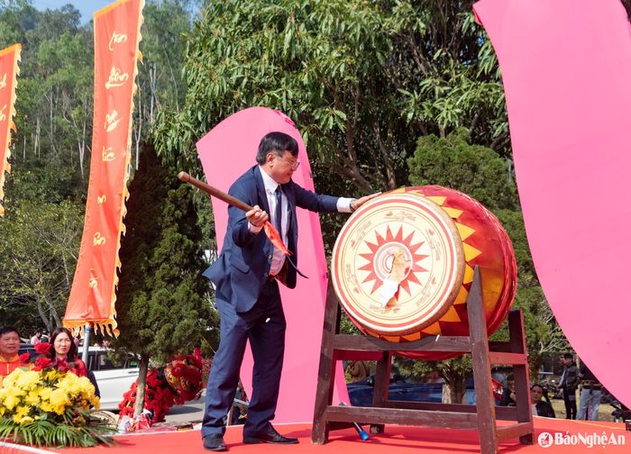Đồng chí Nguyễn Hồng Sơn - Chủ tịch UBND huyện Nam Đàn đánh trống khai mạc Lễ hội Đền Vua Mai năm 2025. Ảnh: Minh Quân