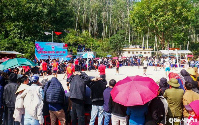 ...và thi đấu bóng chuyền. Ảnh: Huy Thư