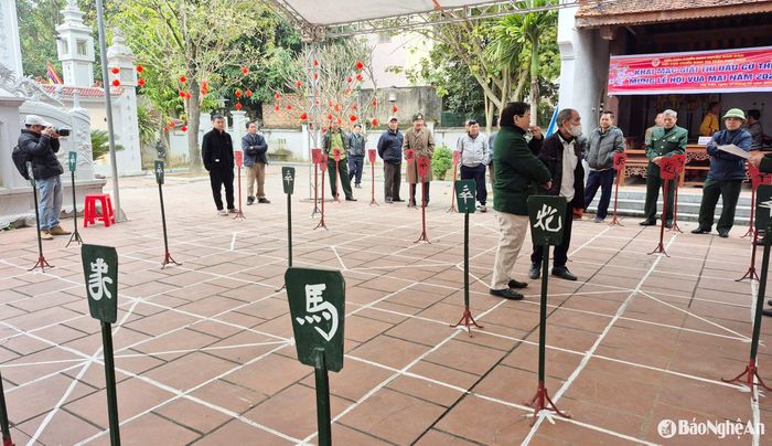 Thi đấu cờ thẻ tại sân đền Vua Mai. Ảnh: Hồng Sương