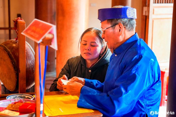 Đền Quả Sơn không chỉ nổi tiếng với sự linh thiêng và uy nghiêm mà còn là nơi thực hiện các nghi lễ xin lộc, xin bùa cầu an đầu năm, một phong tục truyền thống được nhiều người dân và du khách thập phương đến để cầu mong may mắn, tài lộc trong suốt năm mới. Ảnh: Đức Anh