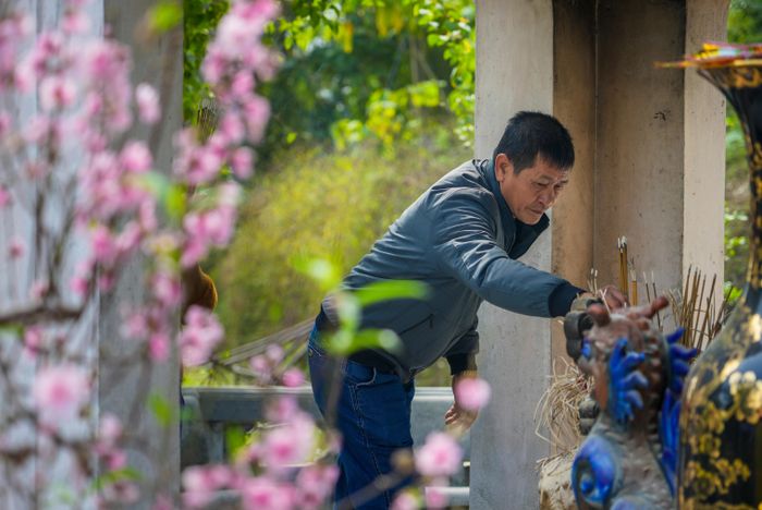 Những nét mặt thành tâm với nguyện ước cho một năm mới hạnh phúc, thịnh vượng. Ảnh: Đức Anh