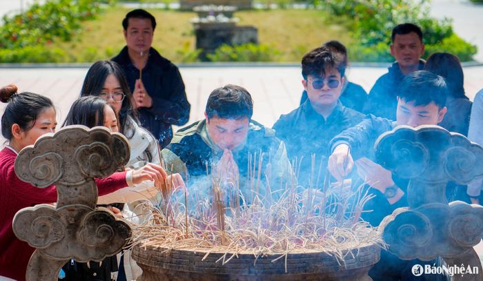 Những ngày này thời tiết thuận lợi, nắng nhẹ, tạo điều kiện cho du khách trong và ngoài tỉnh về đền Quả Sơn để dâng hương, làm lễ. Ảnh: Đức Anh