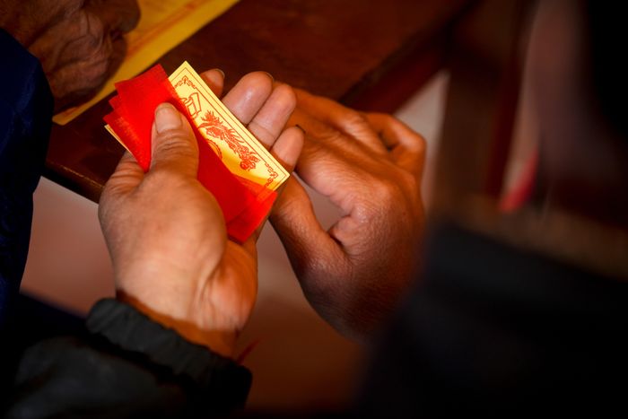 Lá bùa xin được tại đền Quả Sơn thường được làm từ giấy đỏ, ghi chú những lời cầu nguyện về sức khỏe, bình an, thành đạt và thịnh vượng. Người xin bùa thường mang theo để bảo vệ, cầu mong mọi điều tốt lành. Bùa không chỉ là vật phẩm tín ngưỡng mà còn mang theo trong đó những lời chúc, niềm hy vọng về một tương lai tốt đẹp hơn. Ảnh: Đức Anh