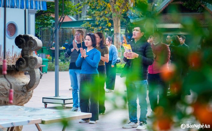 Mỗi độ Xuân về, người dân xứ Nghệ lại đến với đền Quả Sơn, huyện Đô Lương, để dâng hương, cầu mong một năm mới an lành, tài lộc, sức khỏe. Đây là một trong những nghi lễ truyền thống không thể thiếu, mang đậm bản sắc văn hóa tín ngưỡng của người dân miền Trung. Ảnh: Đức Anh