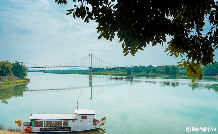 Đền Quả Sơn tọa lạc bên bờ sông Lam, lưng tựa vào dãy núi Quả Sơn hùng vĩ, tạo nên một phong cảnh nên thơ, trang nghiêm. Ảnh: Đức Anh