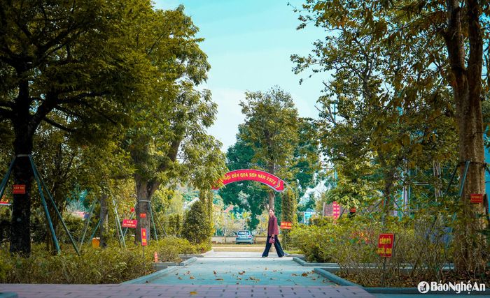 Lối vào đền là con đường rợp bóng cây xanh. Ngoài việc dâng hương, cầu mong bình an khi đến với đền Quả Sơn, du khách còn có thể thong dong tản bộ quanh khu vực đền, tận hưởng không gian yên bình, thư thái. Hằng năm, vào dịp 20 tháng Giêng âm lịch, huyện Đô Lương long trọng tổ chức khai hội đền Quả Sơn thu hút hàng ngàn du khách trong và ngoài tỉnh về trẩy hội. Ảnh: Đức Anh