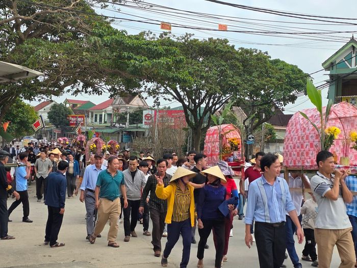 Tuy nhiên, bên cạnh thể hiện nét đẹp văn hóa tâm linh trong đời sống của người dân xứ Lường, thì một số dòng họ vẫn còn duy trì phong tục chỉ rước linh đối với nam, không rước linh đối với nữ. Một số xã người dân tổ chức lễ rước vào ban ngày, một số địa phương lại tổ chức rước vào đêm Rằm tháng Giêng. Ảnh: HT