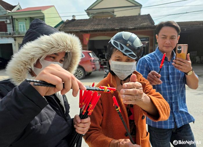 Mỗi người tham gia đoàn rước cầm một cây nến. Nến được thắp và giữ sáng dọc đường đi với ý nghĩa soi đường, dẫn lối cho người đã khuất đi đến nơi về đến chốn. Ảnh: HT