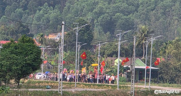 Một đoàn rước linh tại xã Quang Sơn. Lễ rước linh chỉ diễn ra khi gia đình có người đã khuất tổ chức xong lễ đoạn tang, thường là sau 2 năm 3 tháng. Đồng thời trong dòng họ không có người mới mất chưa đoạn tang thì "linh" mới được rước vào thờ tại nhà thờ chung của dòng họ. Ảnh: HT