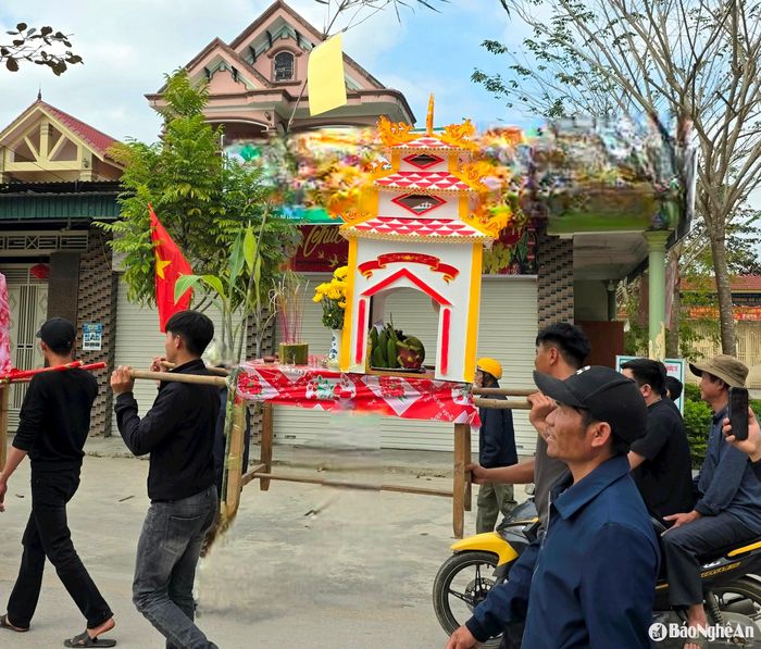 Kiểu dáng kiệu rước linh khá phong phú, trang trí trang nghiêm, thành kính. Ảnh: HT