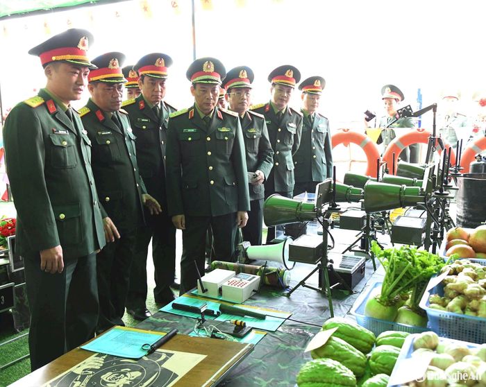 Đoàn công tác Quân khu kiểm tra mô hình học cụ huấn luyện tại Trung đoàn 1, Sư đoàn 324. Ảnh: Trần Dũng