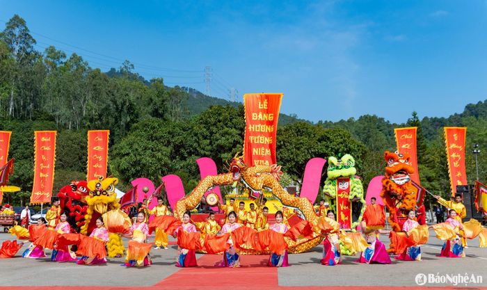 Chương trình hòa tấu trống hội Vạn An, màn múa rồng, lân thể hiện khí thế quật cường, ý chí mãnh liệt của Vua Mai Thúc Loan và nghĩa quân của ông. Ảnh: Minh Quân