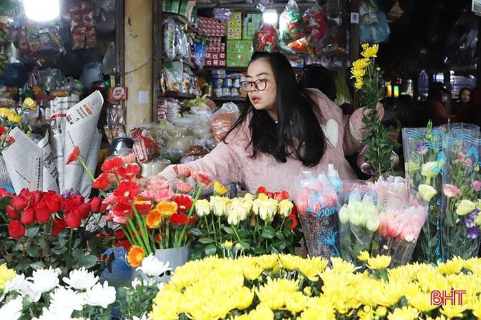  Giá hoa tươi thời điểm này tương đương với dịp tết, hoa cúc 7.000 -8.000 đồng/bông, hoa huệ, lay ơn 10.000 đồng/bông. 