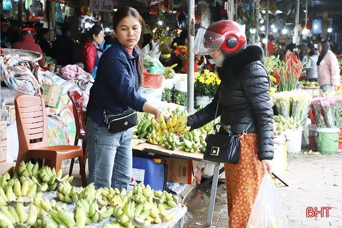  Chuối thắp hương có giá rẻ hơn so với dịp tết song vẫn khá cao. Tùy theo độ đẹp, giá chuối trung bình và phổ biến từ 30 – 150.000 đồng/nải. 