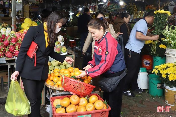  Bà Trương Thị Hương – tiểu thương bán hoa quả chợ tại TP Hà Tĩnh cho biết: “Để phục vụ nhu cầu ngày rằm, tôi đã nhập về đa dạng các loại quả với số lượng nhiều hơn ngày thường, mẫu mã đẹp. Dịp này, khách hàng ai cũng cẩn thận lựa chọn quả đẹp, tươi, có cuống lá để dâng lễ vì theo quan niệm dân gian "cúng quanh năm không bằng ngày rằm tháng Giêng". 