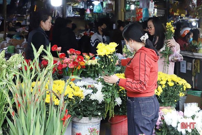  Chị Lê Phương (phường Văn Yên, TP Hà Tĩnh) chia sẻ: “Rằm tháng Giêng là ngày rằm đầu tiên của năm mới, đây cũng là một trong hai dịp rằm quan trọng trong năm nên gia đình tôi rất chú trọng. Ngoài các lễ vật dâng cúng gia tiên tại nhà, tôi còn mua sắm các lễ vật thắp hương ở nhà thờ họ nên tôi thường mua từ chiều 13 âm lịch. Một số đồ lễ khác cần cầu kỳ hơn thì tôi đã đặt hàng làm sẵn”. 