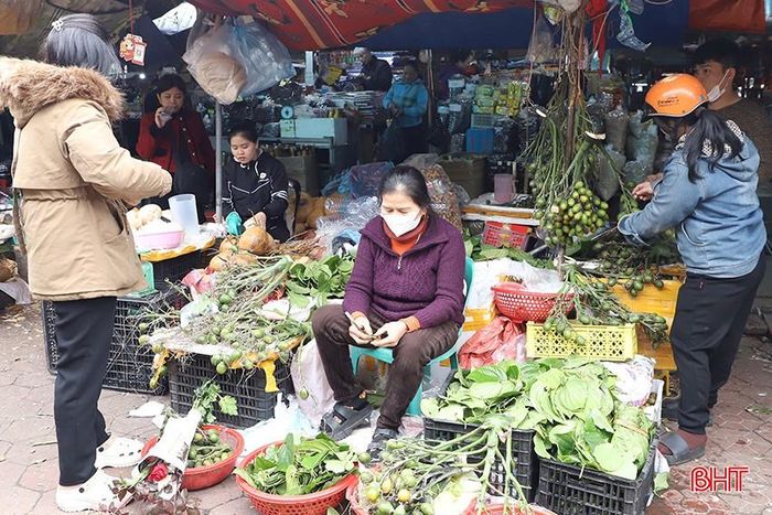  Các quầy hàng kinh doanh lễ vật cúng như cau trầu, vàng mã, hoa tươi… cũng tấp nập khách chọn mua. 