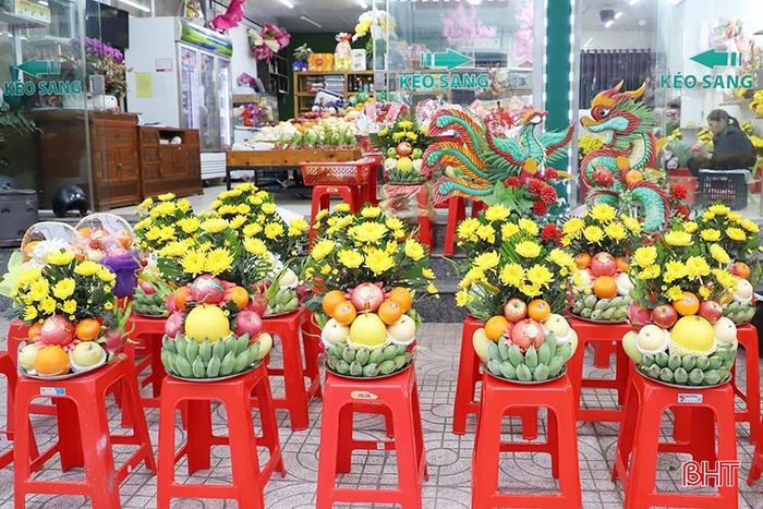  Cỗ hoa quả làm sẵn với tính thẩm mỹ cao được nhiều gia đình lựa chọn để dâng lên bàn thờ gia tiên hay đi lễ rằm ở nhà thờ họ. Mỗi cỗ quả được kết từ hoa cúc và các loại quả như chuối, thanh long, cam, dưa lưới, táo… 
