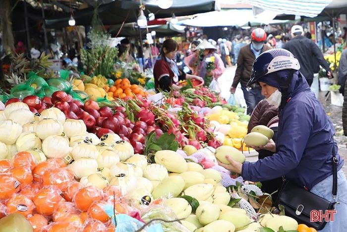  So với dịp tết Nguyên đán, giá nhiều mặt hàng đã “hạ nhiệt” hơn. Giá các loại hoa quả tươi giảm khoảng 5.000 đồng/kg so với dịp tết. Theo đó, hiện nay xoài 30 – 35.000 đồng/kg; cam bù 40 – 50.000 đồng/kg; dưa lưới vàng 50.000 đồng/kg; thanh long đỏ 40.000 đồng/kg… 
