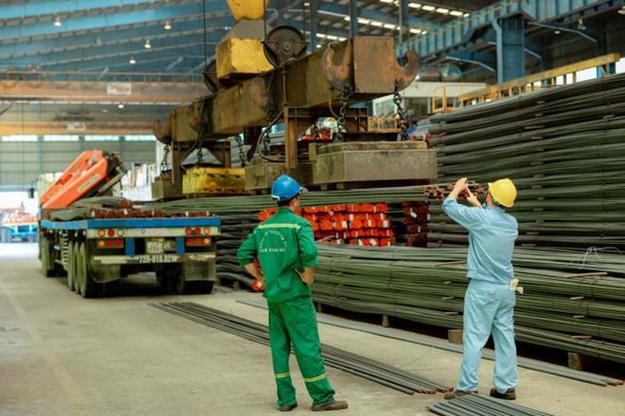  Kiểm tra chất lượng sản phẩm trước khi xuất xưởng. (Ảnh: Đức Duy/Vietnam+) 