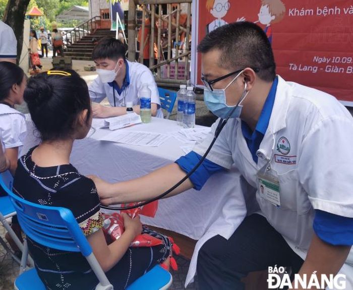 Bác sĩ Đoàn Quốc Bảo tham gia hoạt động tình nguyện.