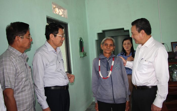 Đoàn công tác thăm một số hộ dân được hỗ trợ sửa chữa nhà ở.