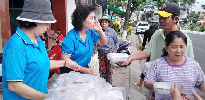 Trao những phần ăn miễn phí cho người dân trên địa bàn phường.