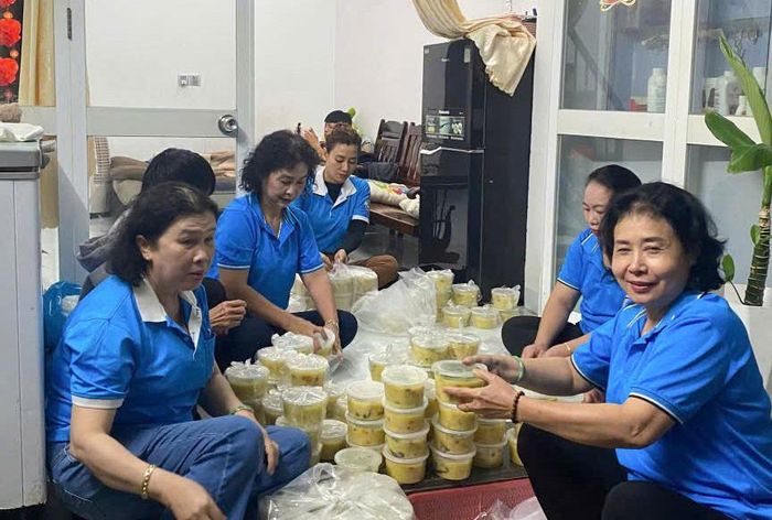 Các cán bộ, hội viên phụ nữ phường Vĩnh Nguyên chuẩn bị các suất ăn miễn phí tặng người khó khăn.