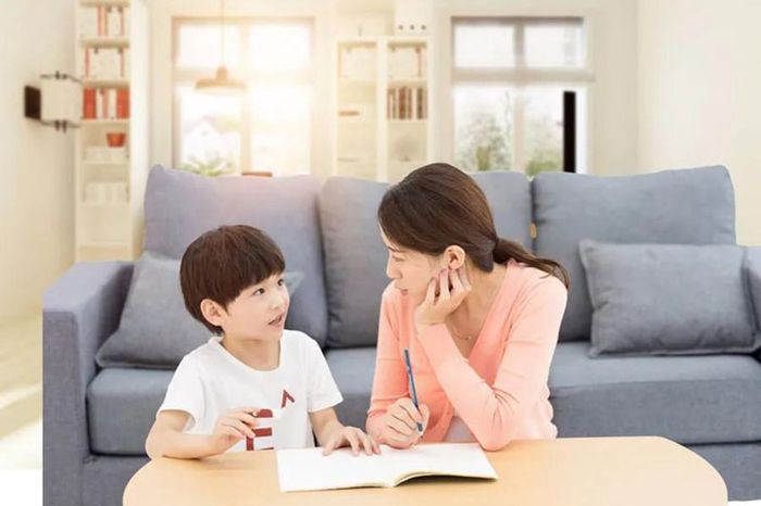 Đọc truyện cho trẻ nghe vào một thời điểm cố định hàng ngày và biến nó thành thói quen, thậm chí là một nghi lễ là điều đặc biệt có lợi cho trẻ. (Ảnh: ITN)