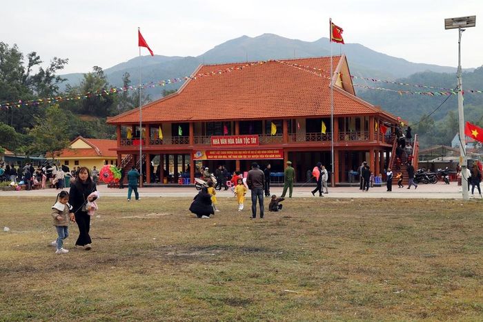 Khu văn hóa thể thao dân tộc Tày thôn Đồng Đình xây dựng tháng 6 năm 2018, diện tích sử dụng đất 23.232m2, tổng mức đầu tư trên 11 tỷ đồng.