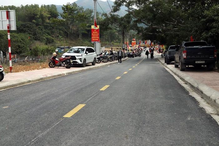 Năm 2023, huyện Tiên Yên xây dựng tuyến đường kết nối đường 18c vào nhà văn hóa thôn Đồng Đình dài 975m, nền đường rộng 9,5m, mặt đường rộng 5,5m, tổng mức đầu tư 9,8 tỷ đồng.