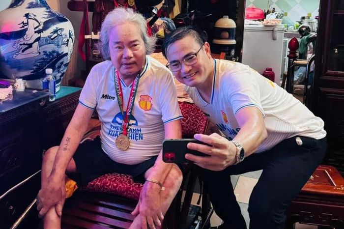 Ông Thuyết và con rể Nguyễn Trung Kiên, GĐKT Nam Định. Ảnh GĐCC