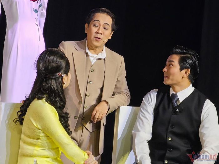 * Làm nhạc kịch ắt hẳn vất vả công phu hơn kịch nói bình thường? Nghệ sĩ phải cần điều kiện gì mới dám xông vào vậy anh?