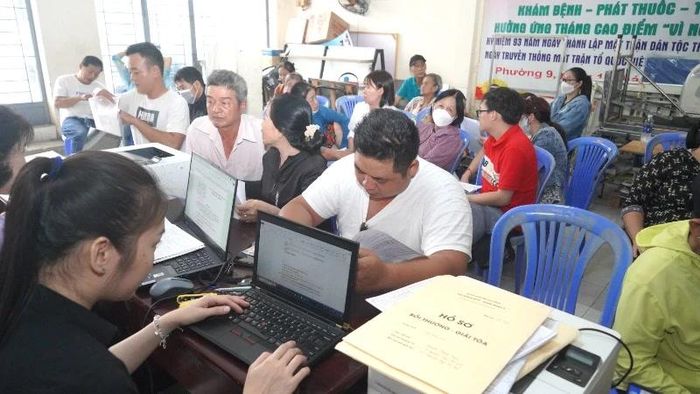 Ngày 12/2, đông đảo người dân thuộc phường 9 (nay là phường Hưng Phú), quận 8 hiệp thương để "chốt" ban hành phương án bồi thường Dự án cải tạo bờ bắc kênh Đôi. (Ảnh: THẾ ANH)