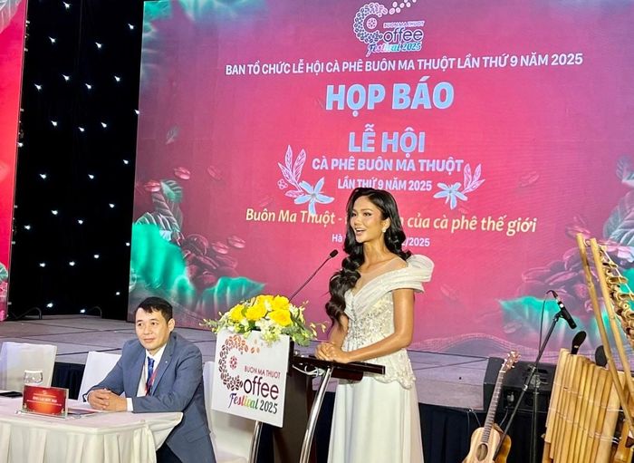  Hoa hậu H'Hen Niê - Đại sứ Truyền thông Lễ hội Cà phê Buôn Ma Thuột 2025 - phát biểu tại buổi họp báo 